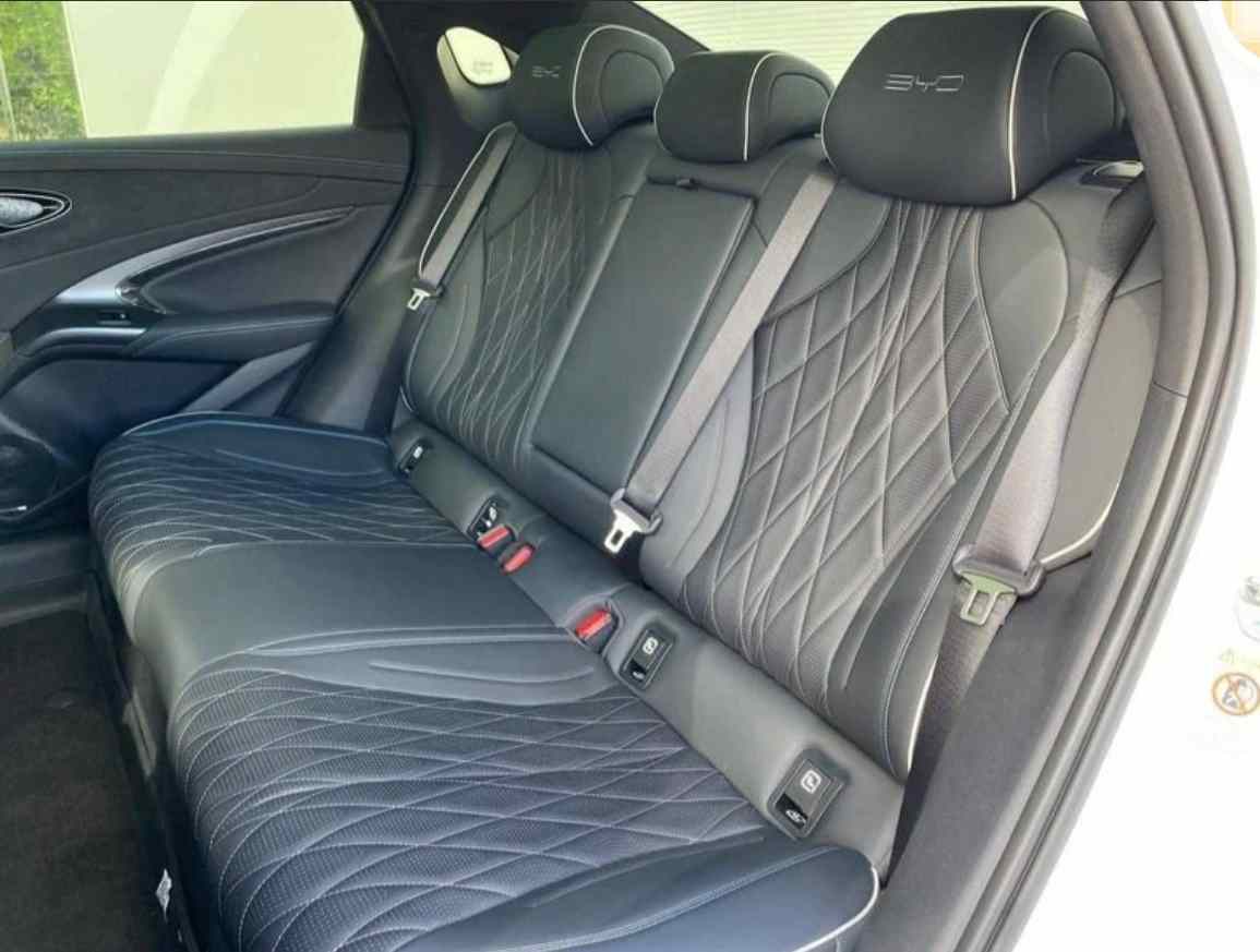 Sièges arrières en cuir VTC Nantes, confort premium BYD Seal