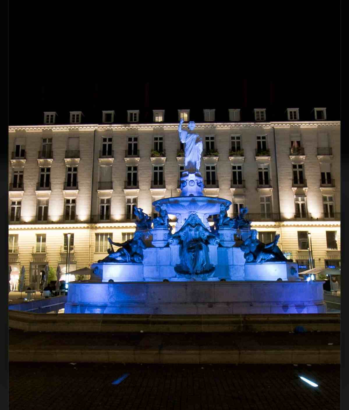 Vue nocturne de la Place Royale de Nantes